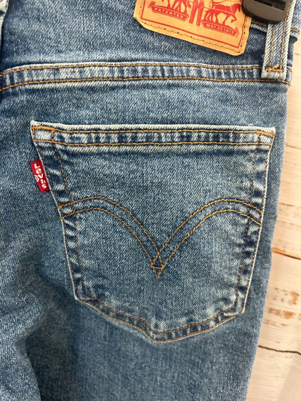Levi’s Womens Wedgie Straight Jeans Size 25 Blue Medium Wash Button Fly Denim - Picture 3 of 6